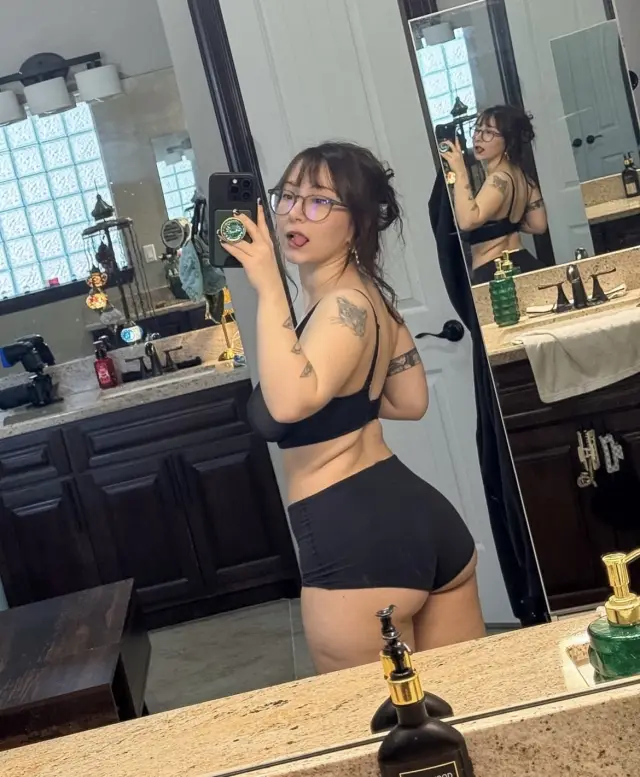 Come oil me up lets have a wonderful wet time together baby at a good rate, payment in person 