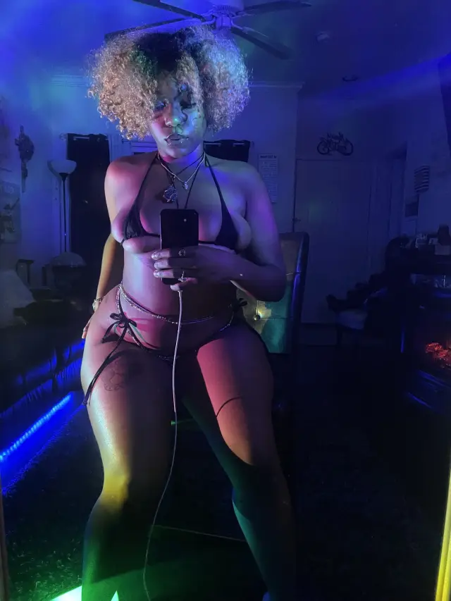 Wanna smoke and fuck hmu Daddy 