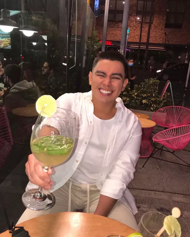 Mexican rich boy in US for dating