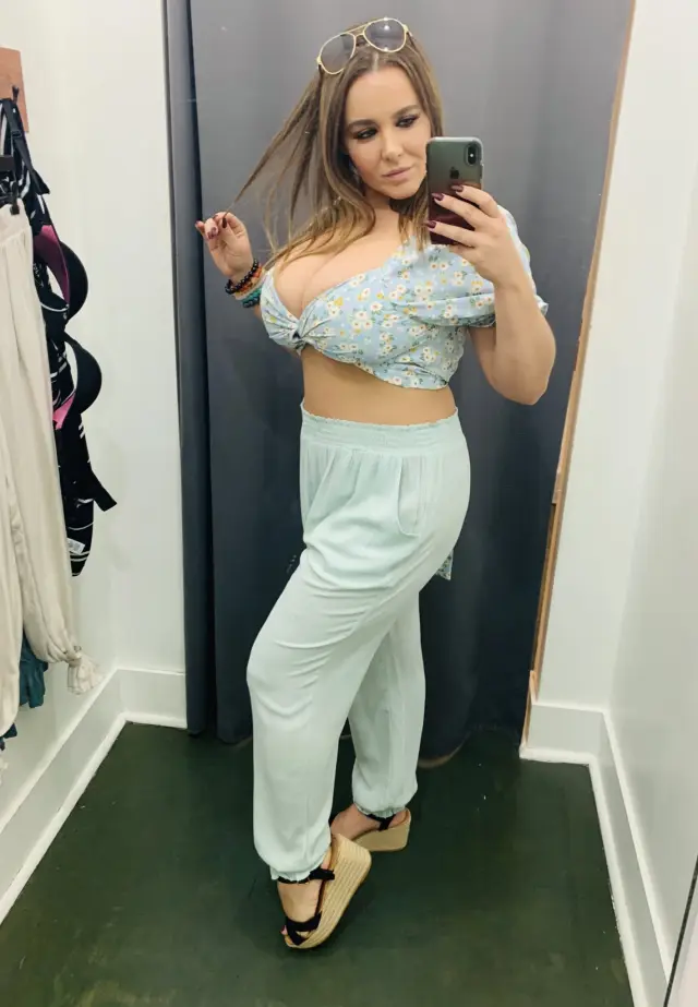 Im available for sex fun and body massage Whatsapp 4423202510