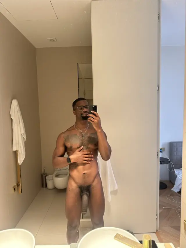 Discrete, masculine, well hung and friendly 